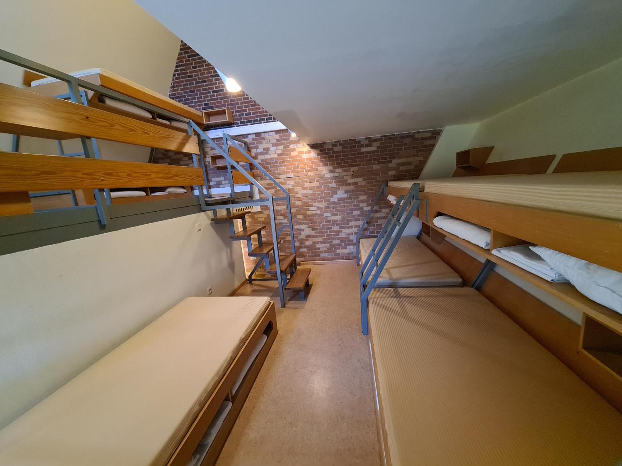 8-Bett-Zimmer mit Gemeinschaftsbad